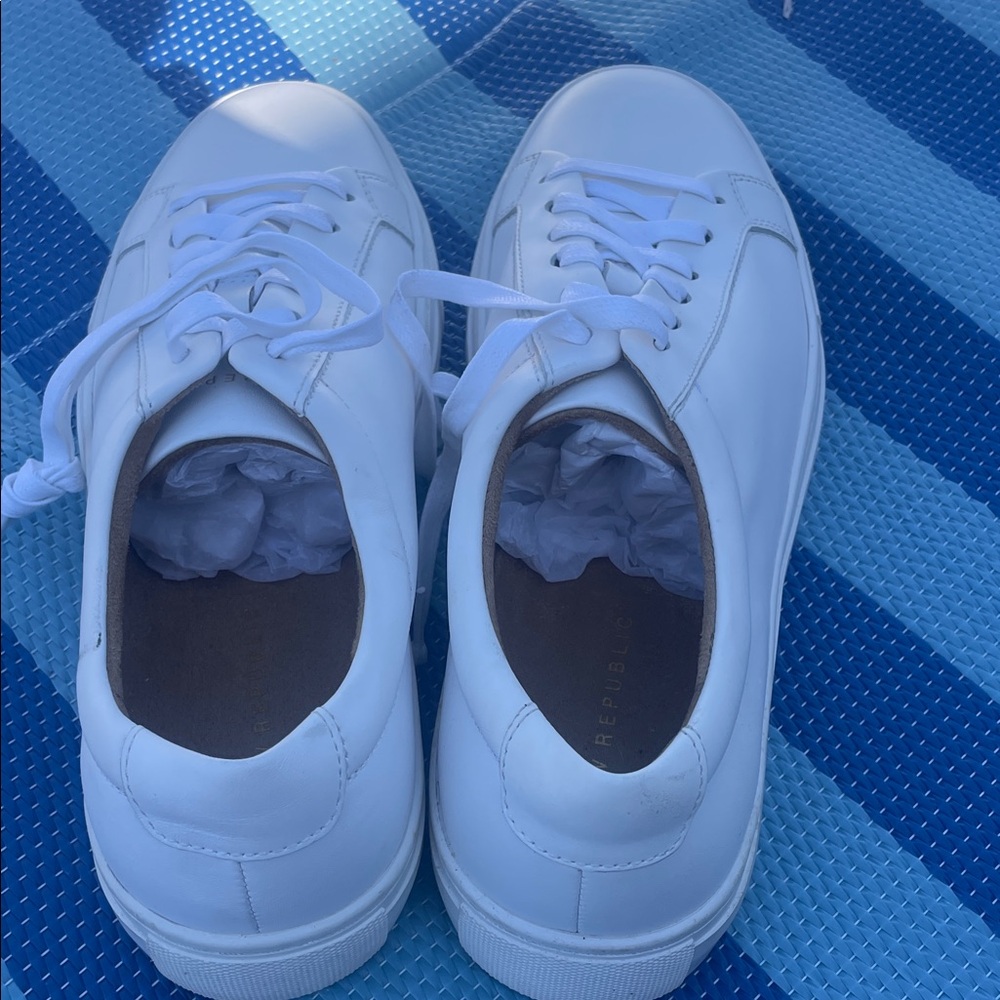 Classic White Men's Sneakers - Picture 4 of 4